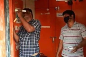 ஏடிஎம்ல் பணம் திருட முடியாததால் மெஷினோடு தூக்கி சென்ற கொள்ளையர்கள்? எங்கு நடந்தது தெரியுமா?