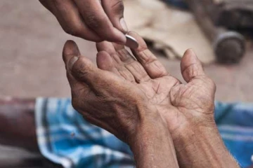 பிச்சை எடுப்பது குற்றம்.. அதற்கும் இந்த நாட்டில் லைசென்ஸ் பெற வேண்டும் - எங்கு தெரியுமா?