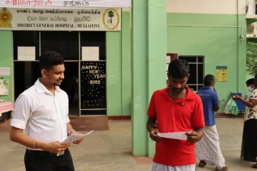 அரச வைத்திய அதிகாரிகள் சங்கத்தினரால் மதத்தலைவர்கள் மற்றும் பொதுமக்களை தெளிவுபடுத்துகின்ற துண்டுபிரசுரங்கள் விநியோகம் (Photos)
