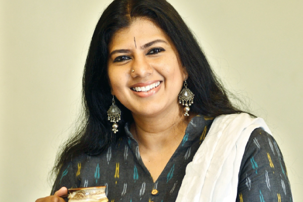 90ஸ் பேவரைட் ஸ்வர்ணமால்யாவை ஞாபகம் இருக்கா! இப்போ எப்படி இருக்காங்க தெரியுமா? | Swarnamalya Latest Photoshoot