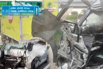 ரஷ்ய பிரஜைகள் பயணித்த வாகனம் அதிவேக நெடுஞ்சாலையில் விபத்து