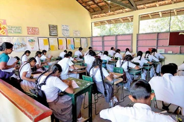 பிரபல பெண்கள் பாடசாலையில் குழப்பம் - திடீரென கூச்சலிட்ட மாணவிகள் -16 பேர் மருத்துவமனையில் அனுமதி