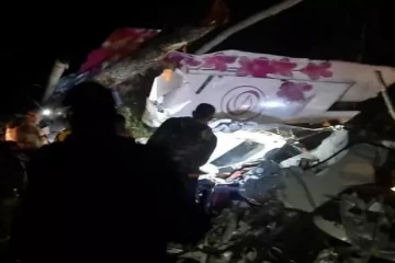 அவசரமாக தரையிறக்கப்பட்ட விமானம் விபத்து - 4 பேர் உயிரிழப்பு