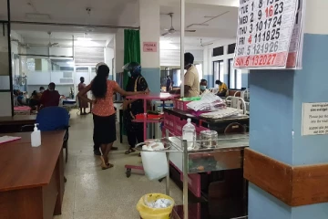 பணிப்புறக்கணிப்பு நடவடிக்கையில் ஈடுபட்டுள்ள வவுனியா மாவட்ட வைத்தியசாலை தாதியர்கள்