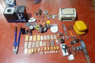 42 போலி தங்க பிஸ்கட்களுடன் சிக்கிய இருவர்!