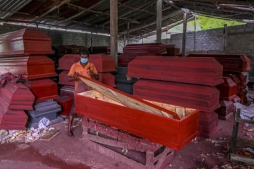 இலங்கையில் கொரோனா அதிகரித்து வரும் நிலையில் காட்போட்டில்  தயாராகும்  பிரதேப்பெட்டிகள்