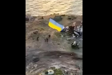 ரஷ்யாவிடமிருந்து கைப்பற்றிய பாம்புத் தீவில் உக்ரைன் வீரர்கள் செய்த செயல்: ஒரு சிறிய தீவுக்காக இத்தனை சண்டை ஏன்?