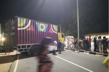 கண்டி - கொழும்பு வீதியை மறித்து இன்றிரவு போராட்டம் (படங்கள்)