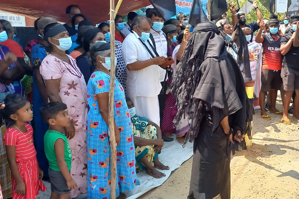 ”உயிரிழந்த மீனவர்களின் ஆத்மாவாக கேட்கிறேன்” : மீனவர்களின் உருக்கமான கோரிக்கை (Photos) | India Sl Fishermen Protest