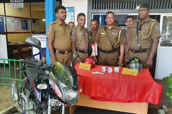 மட்டக்களப்பில் சூட்சுமமான முறையில் கொள்ளையில் ஈடுபட்ட இருவர் கைது | Two Suspects Arrested For Robbery In Batticaloa