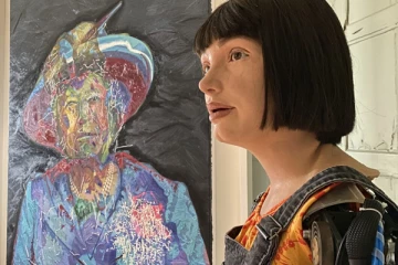 රොබෝ යුවතියක් පාර්ලිමේන්තුව අමතයි. (VIDEO)