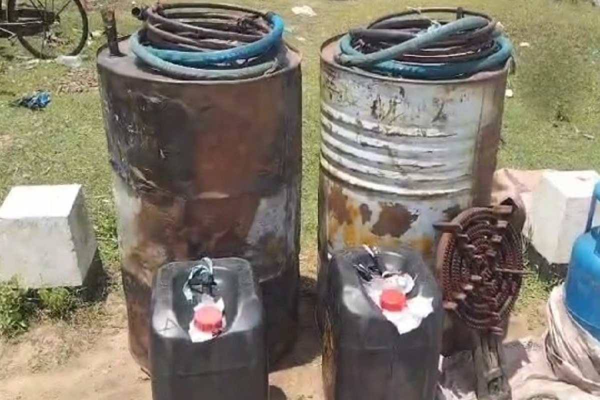 தமிழர் பகுதியில் தீவுக்குள் அரங்கேறிய செயல் ; இரகசிய தகவலால் பிடிபட்ட இளைஞர்கள் | Act Inside The Island In Tamil Area