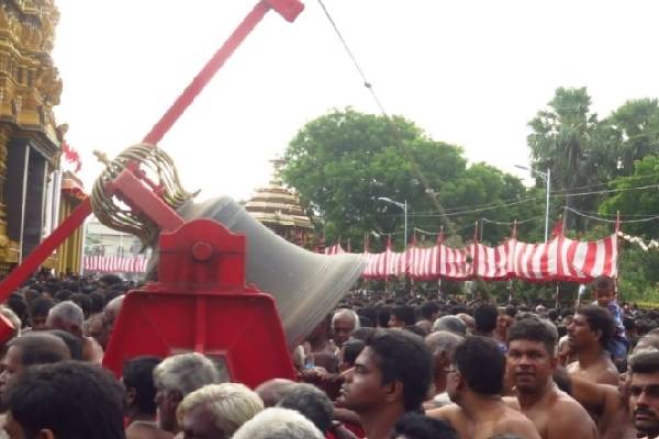 பெருந்திரளான  பக்தர்களின் அரோகரா கோக்ஷம் முழங்க தேரேறி அருள் பாலித்த நல்லூர் கந்தன்! (Photos) | Nallur Kandan Who Blessed Many Devotees