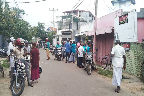 புத்தளத்தில் கோழி இறைச்சி விற்பனை நிலையத்தில் இருந்து சடலமாக மீட்கப்பட்ட நபர்! | Dead Body Recovered Chicken Meat Outlet Puttalam