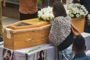 மறைந்த கே.கே.வி உடல் தகனம் - கண்ணீர் விட்ட திரையுலகினர்கள்