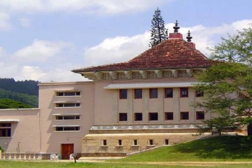 பேராதனை பல்கலைகழகத்தில் 6 மாணவர்கள் வைத்தியசாலையில் அனுமதி