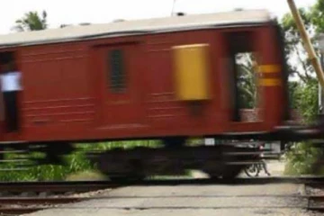 දුම්රියට පැන සියදිවි නසා ගැනීමට තැත් කළ අයෙක්, දුම්රිය මැදිරි අතරින් දිවගිය අමුතු පුවතක්..