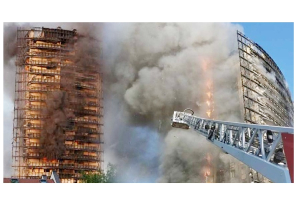 இத்தாலியில் 20 அடுக்கு மாடி குடியிருப்பில் பயங்கர தீ விபத்து - விண்ணை முட்டிய புகை - பல லட்சம் பொருட்கள் எரிந்து நாசம் | World Viral News