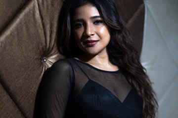 ட்ரான்ஸ்பரென்ட் உடையில் சாக்ஷி அகர்வால் வேற லெவல் போட்டோஷூட்