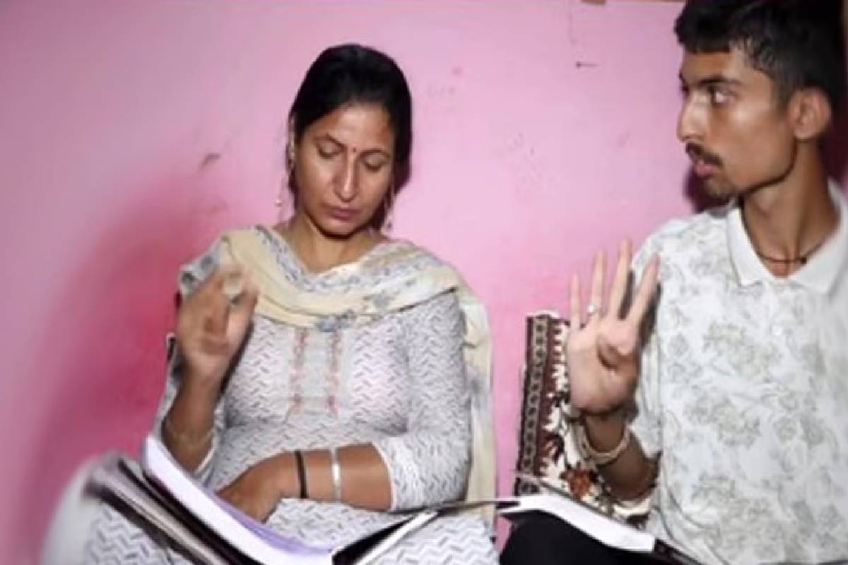 மகனின் பயிற்சியில் 82% மதிப்பெண்: 22 ஆண்டுகளுக்குப் பிறகு சாதித்த மாற்றுத்திறனாளி தாய்! | Deaf Mute Kp Woman Clears Class 10 Exam At 45 மகனின் பயிற்சியில் 82% மதிப்பெண்: 22 ஆண்டுகளுக்குப் பிறகு சாதித்த மாற்றுத்திறனாளி தாய்! | Deaf Mute Kp Woman Clears Class 10 Exam At 45
