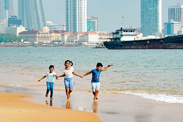 செயற்கை கடற்கரையில் குவிந்த மக்கள்; இரு நாட்களில் இவ்வளவு பேரா! | People Flock To The Artificial Beach Colombo