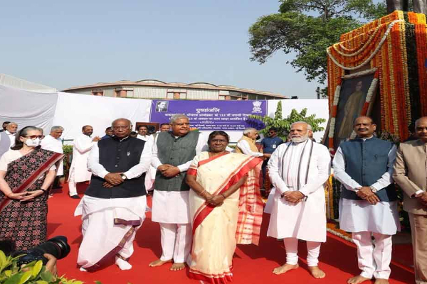 அம்பேத்கர் உருவ படத்திற்கு குடியரசு தலைவர், பிரதமர் மலர் தூவி மரியாதை | President Pm Pays Tribute To Ambedkar Portrait அம்பேத்கர் உருவ படத்திற்கு குடியரசு தலைவர், பிரதமர் மலர் தூவி மரியாதை | President Pm Pays Tribute To Ambedkar Portrait