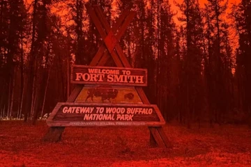 கனடாவின் சில பகுதிகளில் பற்றியெரியும் காட்டுத்தீ: பதைபதைக்கவைக்கும் சில காட்சிகள்