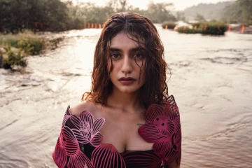 பிரியா வாரியர் ஆற்றின் ஓரத்தில் ஹாட் போட்டோஷூட்