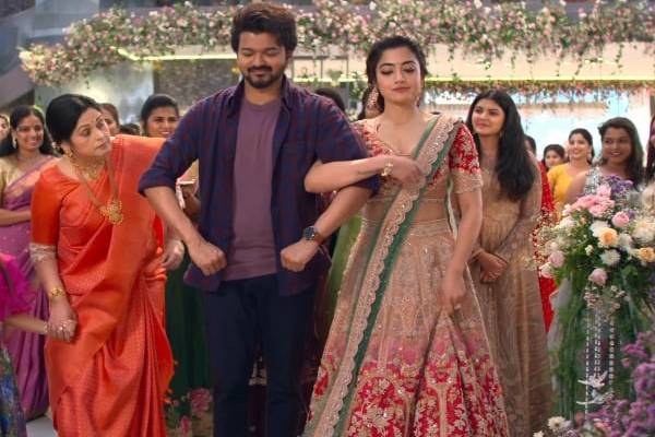 விஜய்யின் வாரிசு பட முதல் விமர்சனம், யாரிடம் இருந்து வருகிறது தெரியுமா?- போடு வெடிய | Vijay To Watch Varisu Film Before Release விஜய்யின் வாரிசு பட முதல் விமர்சனம், யாரிடம் இருந்து வருகிறது தெரியுமா?- போடு வெடிய | Vijay To Watch Varisu Film Before Release