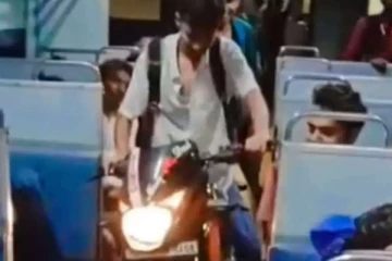ஓடும் ரயிலுக்குள் மோட்டார் சைக்கிள் ஓட்டிய இளைஞன்; பலரும் கடும் கண்டனம்