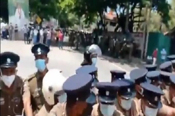 முன்னாள் பிரதமர் மகிந்தவின் கார்ல்டன் வீட்டுக்கு எதிரிலும் போராட்டம்