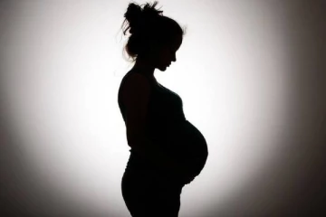 காதலனின் பேச்சை கேட்டு 7 மாத சிசுவை கலைத்த இளம்பெண்.. அதிர்ந்துபோன பெற்றோர்கள் எடுத்த முடிவு!