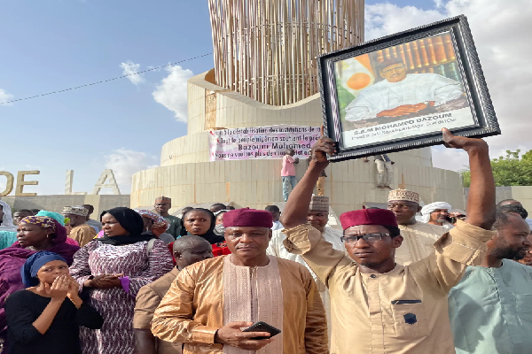 நைஜரில் இராணுவ ஆட்சி - அதிபருக்கு ஆதரவாக மக்கள் போராட்டம் | Niger Bazoum Held Guards In Apparent Coup Attempt