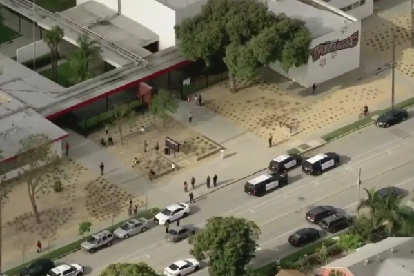 அமெரிக்க பாடசாலைகளுக்கு வந்த வெடிகுண்டு மிரட்டலால் ஏற்பட்ட பரபரப்பு | Bomb Threats At Four Schools In California