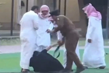 දැරියකට පහර දෙන ආන්දෝලනාත්මක වීඩියෝව ලෝකයේම අවධානයට. (VIDEO)