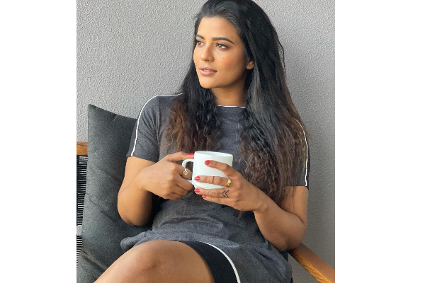 பாலிவுட் நடிகை போல் மாறிய நடிகை ஐஸ்வர்யா ராஜேஷ்.. ஆச்சரியப்பட்ட ரசிகர்கள் | Aiswarya Rajesh Latest Photo Viral