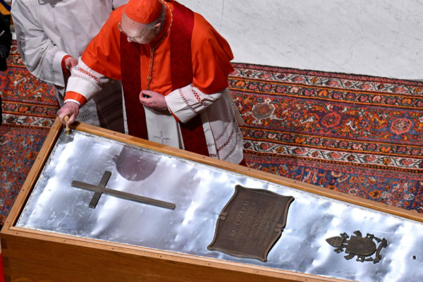 மரபு ரீதியாக மூடப்பட்ட பரிசுத்த பாப்பரசர் பிரான்சிஸின் திருவுடல் பேழை | Pope Francis Funeral Live Today From Peters Square