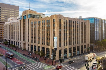 ட்விட்டரால் திண்டாடும் எலன் மஸ்க் ஏலத்திற்கு வந்த பொருட்கள்!