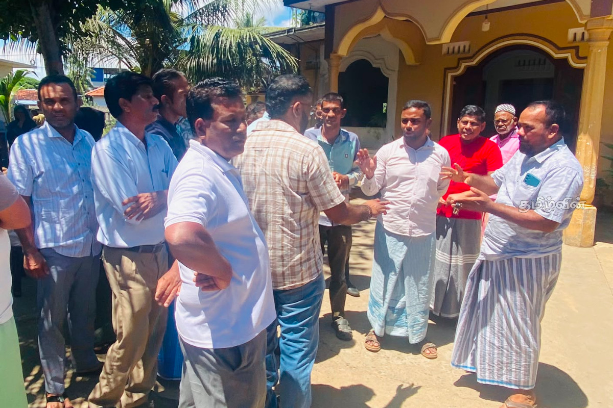 வருமான வரி அறவீட்டில் ஏற்பட்ட குழப்பம் - நிலைமையை கட்டுக்குள் கொண்டு வந்த பொலிஸார் | Confusion Regarding Income Tax Collection வருமான வரி அறவீட்டில் ஏற்பட்ட குழப்பம் - நிலைமையை கட்டுக்குள் கொண்டு வந்த பொலிஸார் | Confusion Regarding Income Tax Collection