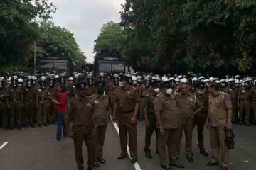தடைகளை தகர்த்தெறிந்து  சென்ற மாணவர் பேரணி; பொலிசார் குவிப்பு