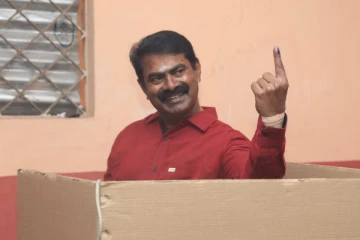 மலரட்டும் ஊழலற்ற நல்லாட்சி! நகர்ப்புற உள்ளாட்சி தேர்தலில் சீமான் வாக்களித்தார்... புகைப்படங்கள்