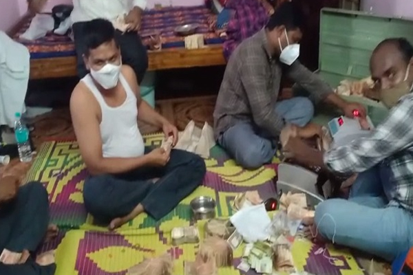 திருப்பதியில் உஞ்சவிருத்தி செய்தவர் வீட்டில் கட்டுக்கட்டாக ரூபாய் நோட்டுகள் | Thirupathi Cash House Search திருப்பதியில் உஞ்சவிருத்தி செய்தவர் வீட்டில் கட்டுக்கட்டாக ரூபாய் நோட்டுகள் | Thirupathi Cash House Search