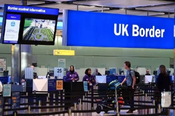 ஹீத்ரோ விமான நிலையத்தில் தடுத்து நிறுத்தப்பட்ட பெண்மணி... பெட்டிக்குள் பதுக்கி வைக்கப்பட்டிருந்த பொருள்