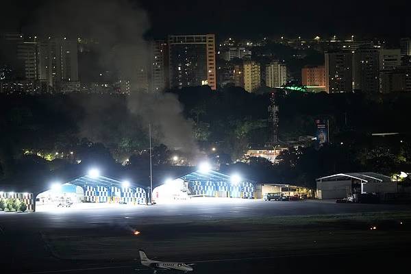 வெனிசுலா மீது வான்வழித் தாக்குதல்களைத் தொடங்கிய அமெரிக்கா? இருளில் மூழ்கிய நகரம் | Us Carried Out Airstrikes வெனிசுலா மீது வான்வழித் தாக்குதல்களைத் தொடங்கிய அமெரிக்கா? இருளில் மூழ்கிய நகரம் | Us Carried Out Airstrikes