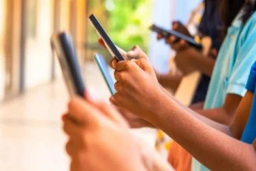 16 வயதுக்குட்பட்ட சிறுவர்கள் சமூக வலைதளங்களை பார்க்க தடை? எந்த நாட்டில் தெரியுமா?