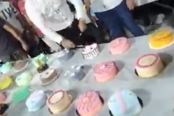 பிறந்தநாளில் உச்சக்கட்ட ஆடம்பரத்தை காட்டிய நபர்! ஊரே உறைந்து போய் வியப்பில் பார்க்கும் கொண்டாட்ட காட்சி