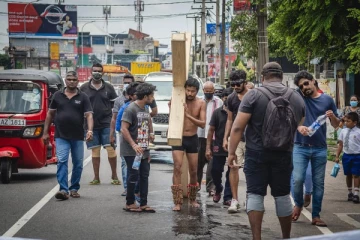 දහස් ගණන් මිනිසුන් වෙනුවෙන් යුක්තිය සොයා ජනප්රිය නළු ජෙහාන් දීර්ඝ ගමනකින් පසු කුරුසයත් සමග කොළඹට ලබාවෙයි...(PHOTOS)(VIDEO)