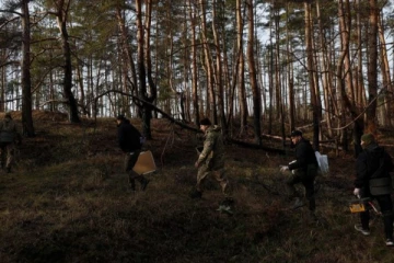 உக்ரைன் வீரர்களின் உடல்களைத்தேடும் தன்னார்வலர்கள்!