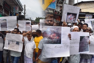 அக்குறணை பிரதேச சபையினரின் அசமந்தப்போக்கு : ஆர்ப்பாட்டத்தில் ஈடுபட்ட மக்கள்