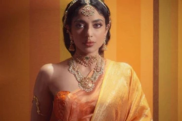 உச்சக்கட்ட கவர்ச்சி போஸ்.. பொன்னியின் செல்வன் பட நடிகை சோபிதாவின் வீடியோ..